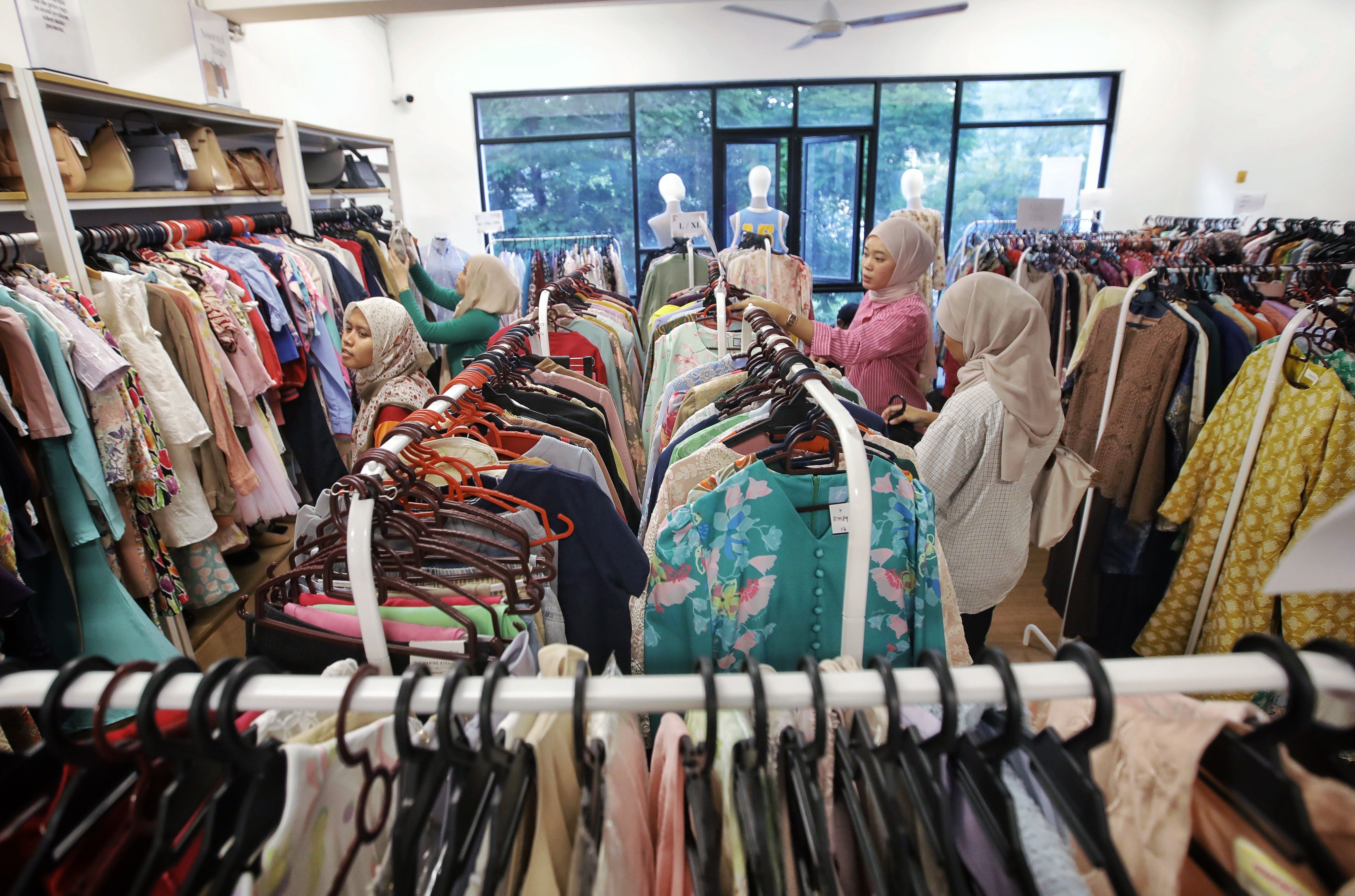 Busana preloved serlah keanggunan