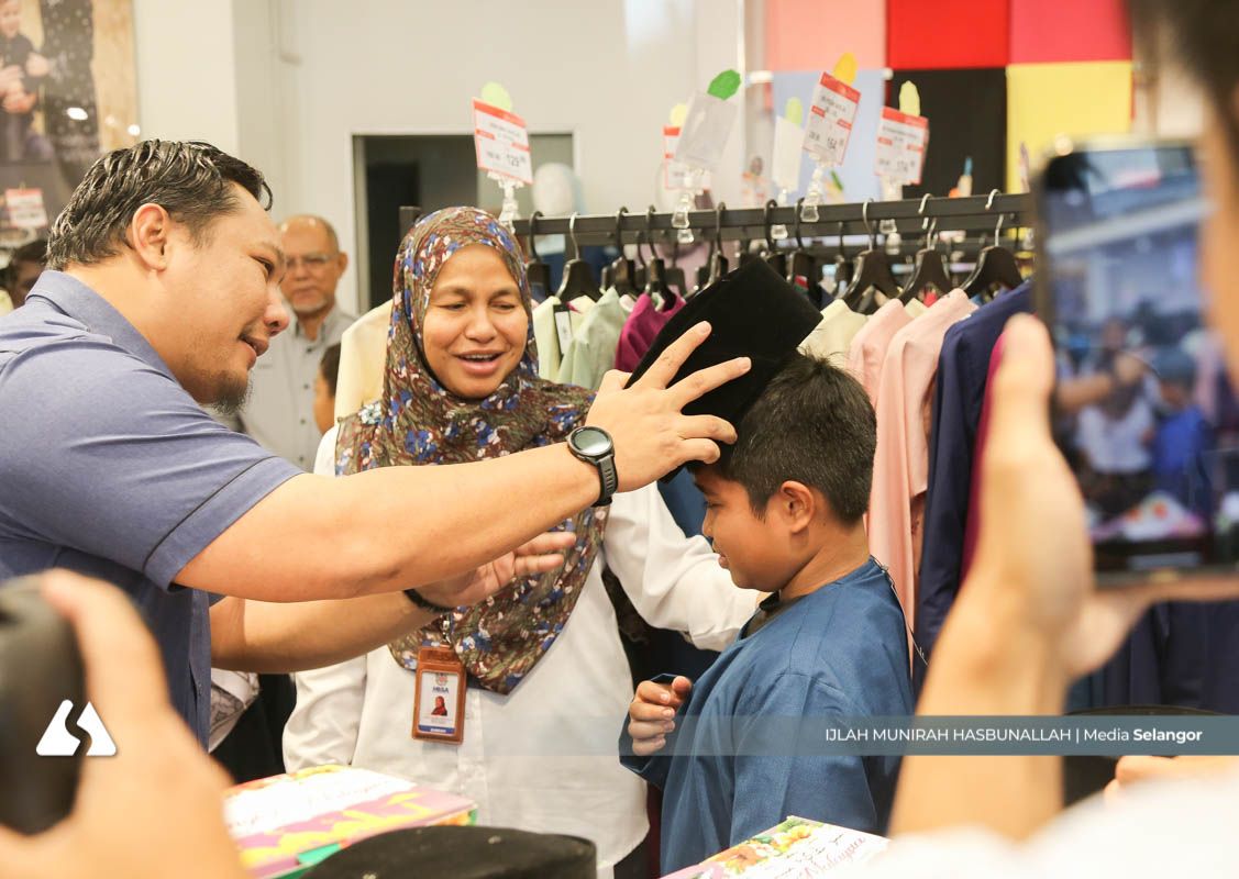 MBSA brightens 50 students’ festivities with RM200 ‘baju Raya’ aid