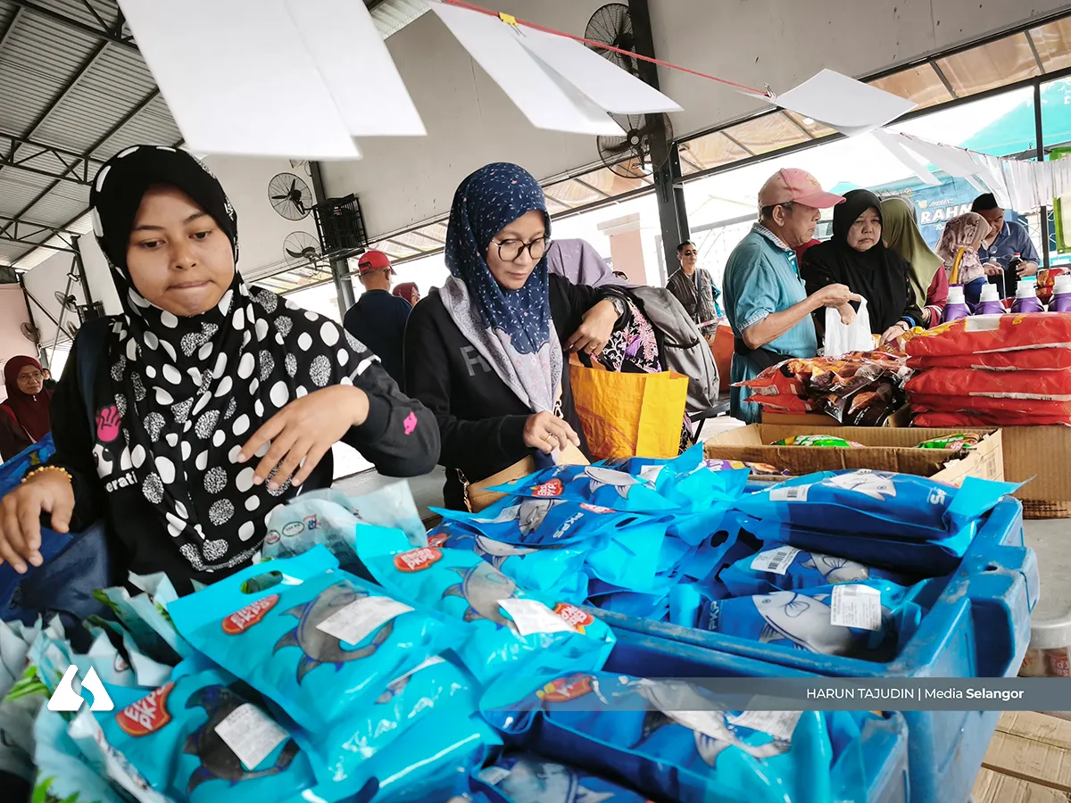 Tiada pembelian panik, rakyat berbelanja ikut keperluan