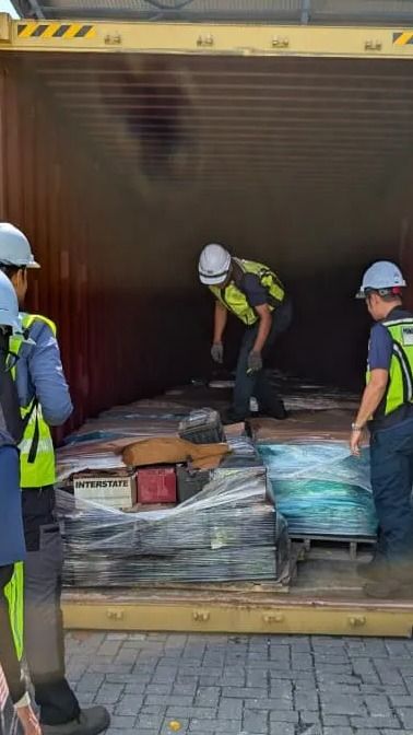 47 kontena dikesan mengandungi sisa elektronik di Pelabuhan Klang