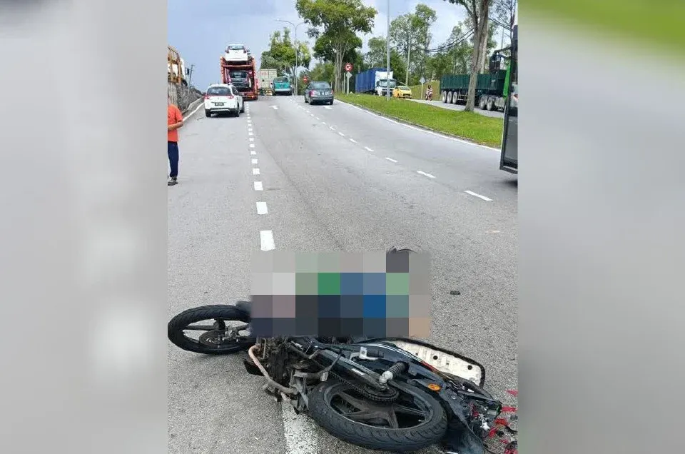 老翁骑摩托车失控 被罗里碾压身亡