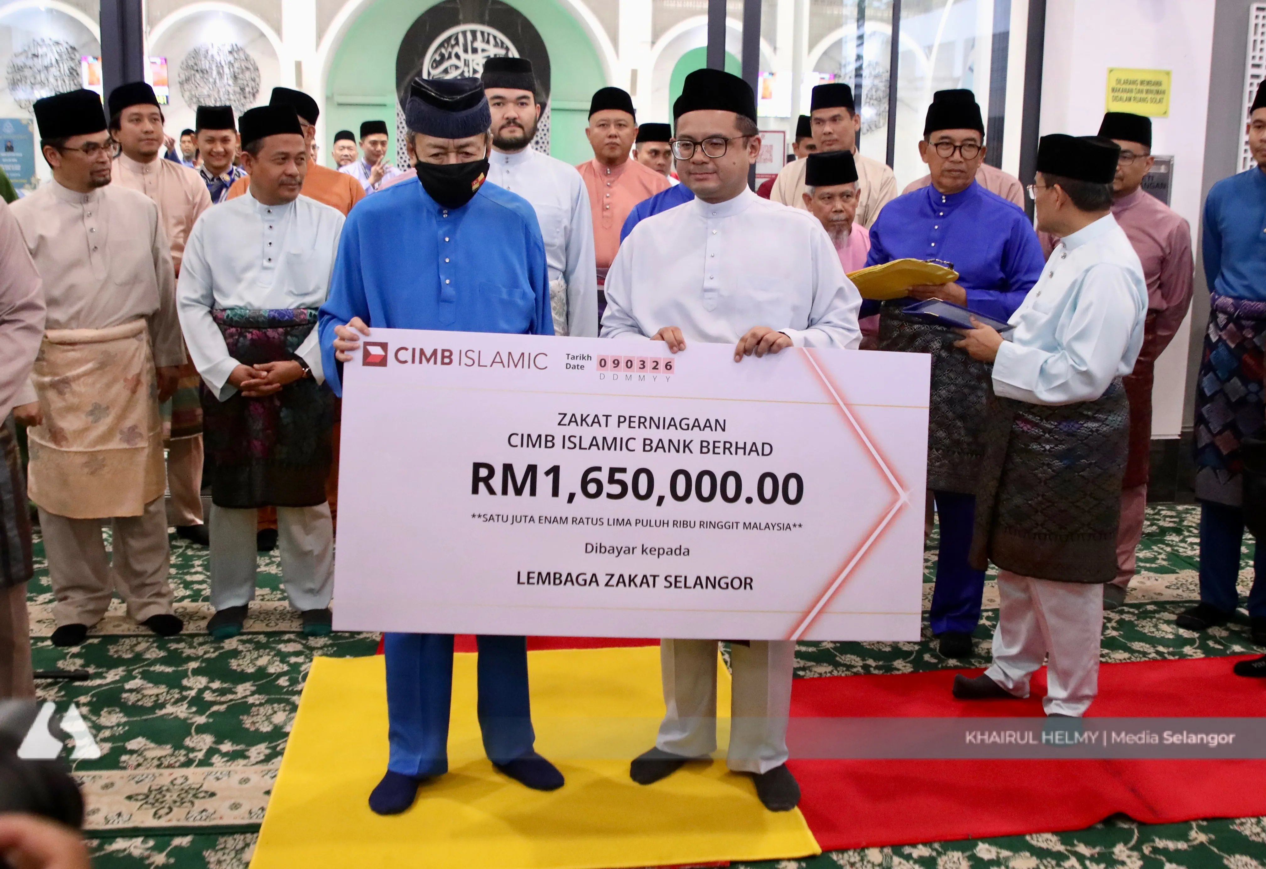 Sultan Sharafuddin officiates Masjid Al-Ehsan, receives over RM3.1m in business zakat