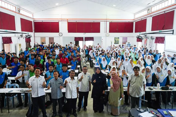 2025-ஆம் ஆண்டுக்கான எஸ்பிஎம் தேர்வு முடிவுகள், கடந்த ஆண்டை விடச் சிறப்பான முன்னேற்றத்தைக் கண்டுள்ளன