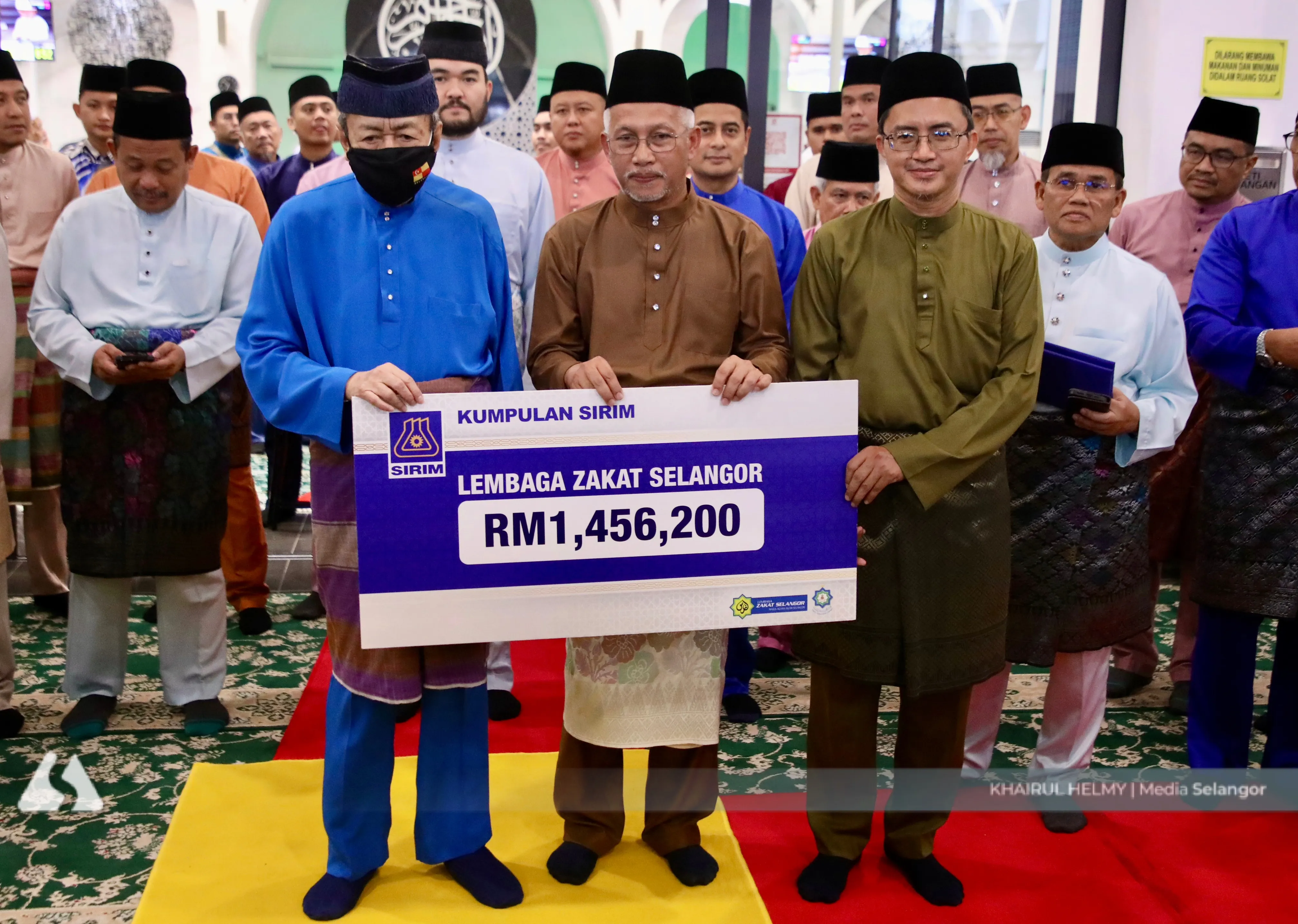 Sultan Sharafuddin officiates Masjid Al-Ehsan, receives over RM3.1m in business zakat