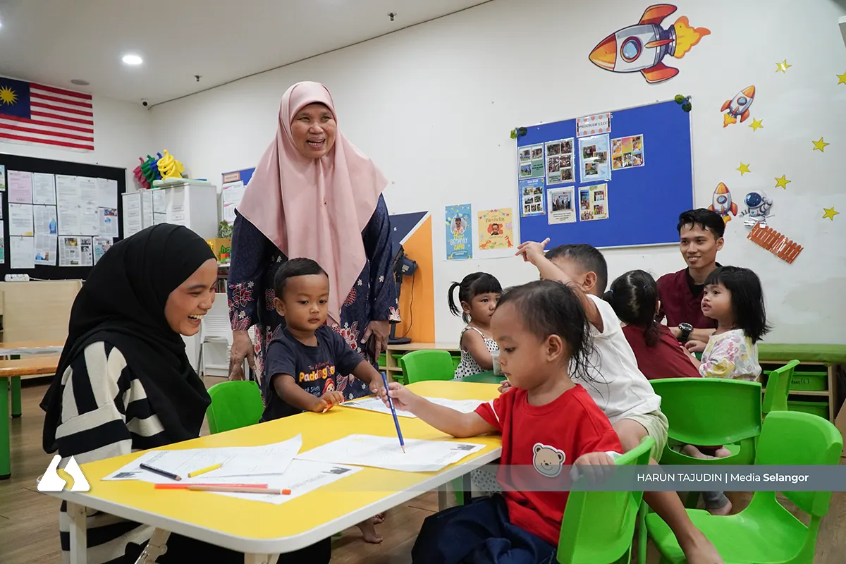 Latih anak berpuasa ikut kemampuan, ganjaran dan aktiviti seni jadi kunci