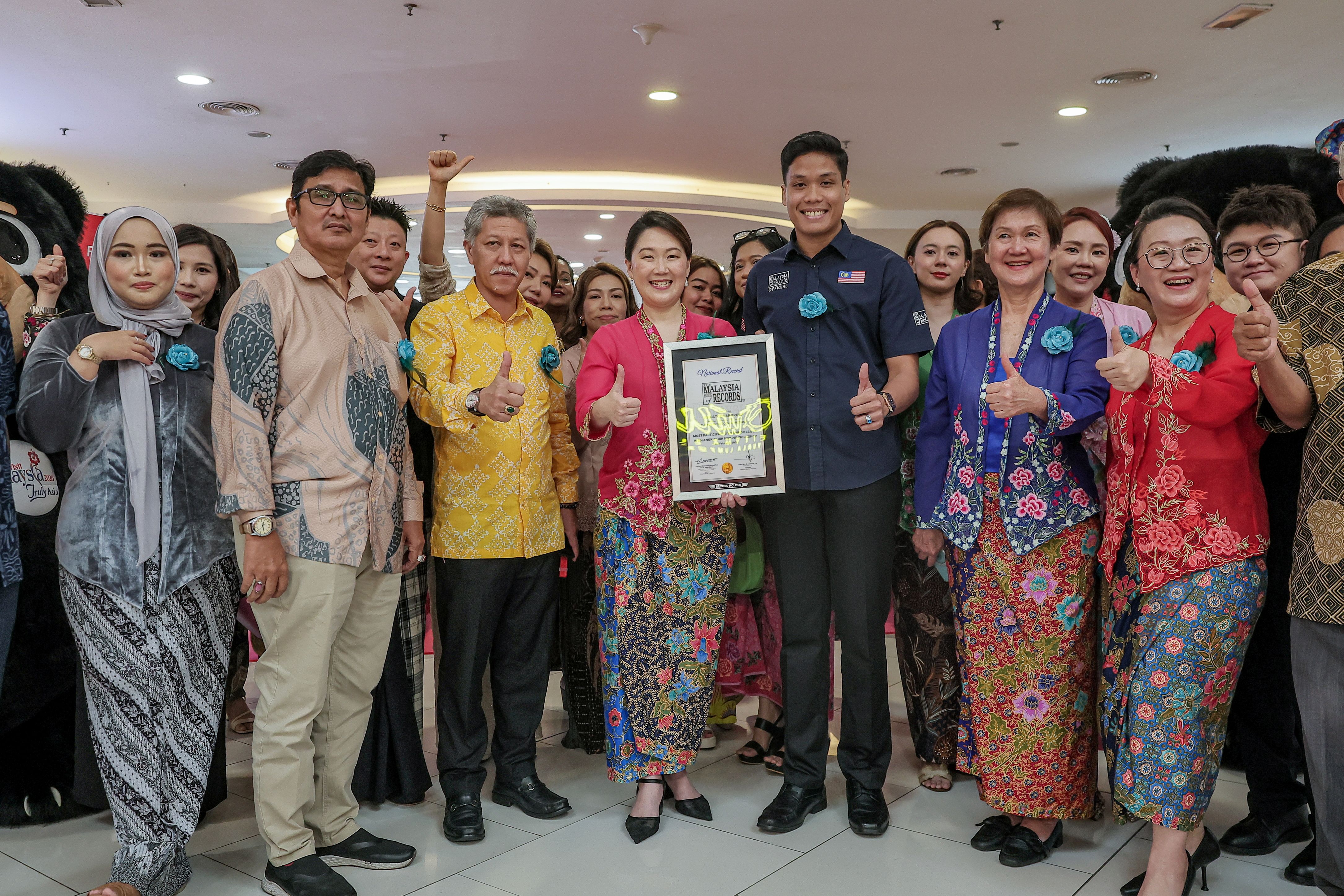 138女性娘惹盛装制红龟粿  政府联手私人界推文化旅游