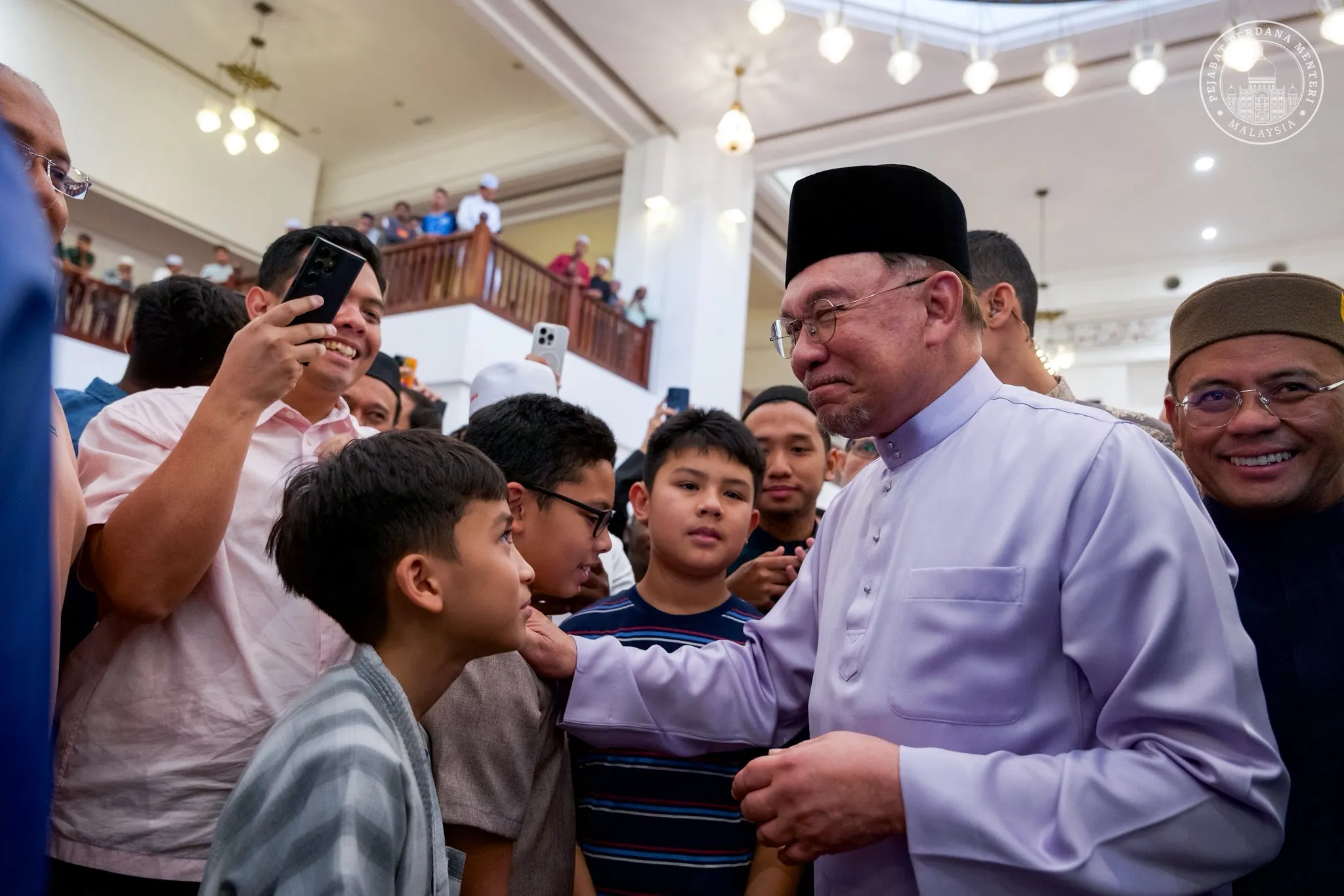 PM, MB tunai solat Jumaat bersama 4,000 jemaah di Masjid Diraja Tengku Ampuan Jemaah