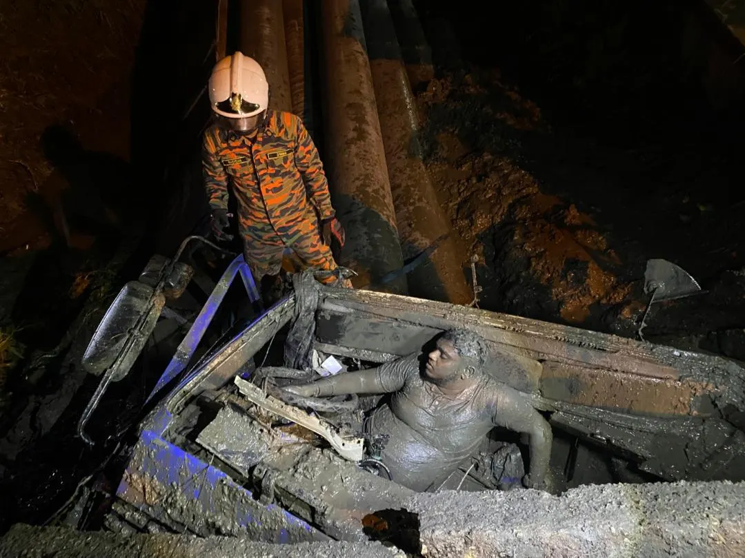 Treler rempuh dua kereta sebelum terjunam parit di Sekinchan, pemandu tersepit
