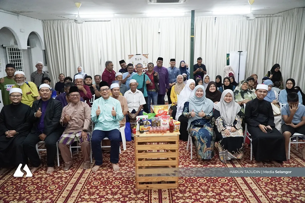 50 asnaf DUN Pandan Indah terima sumbangan barangan asas makanan