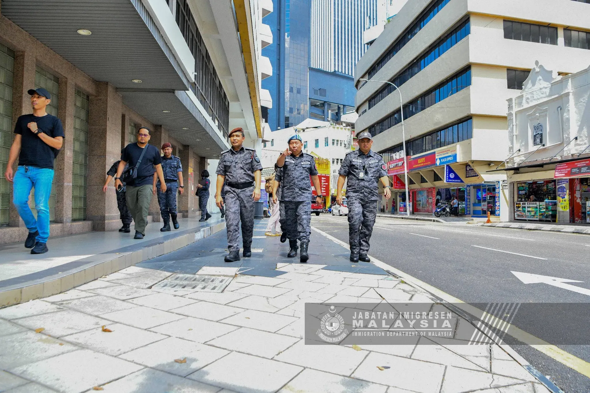 பண்டிகை காலம் என்றாலும் சமரசமில்லை: சட்டவிரோதக் குடியேறிகள் மீது அமலாக்க நடவடிக்கை தொடரும்