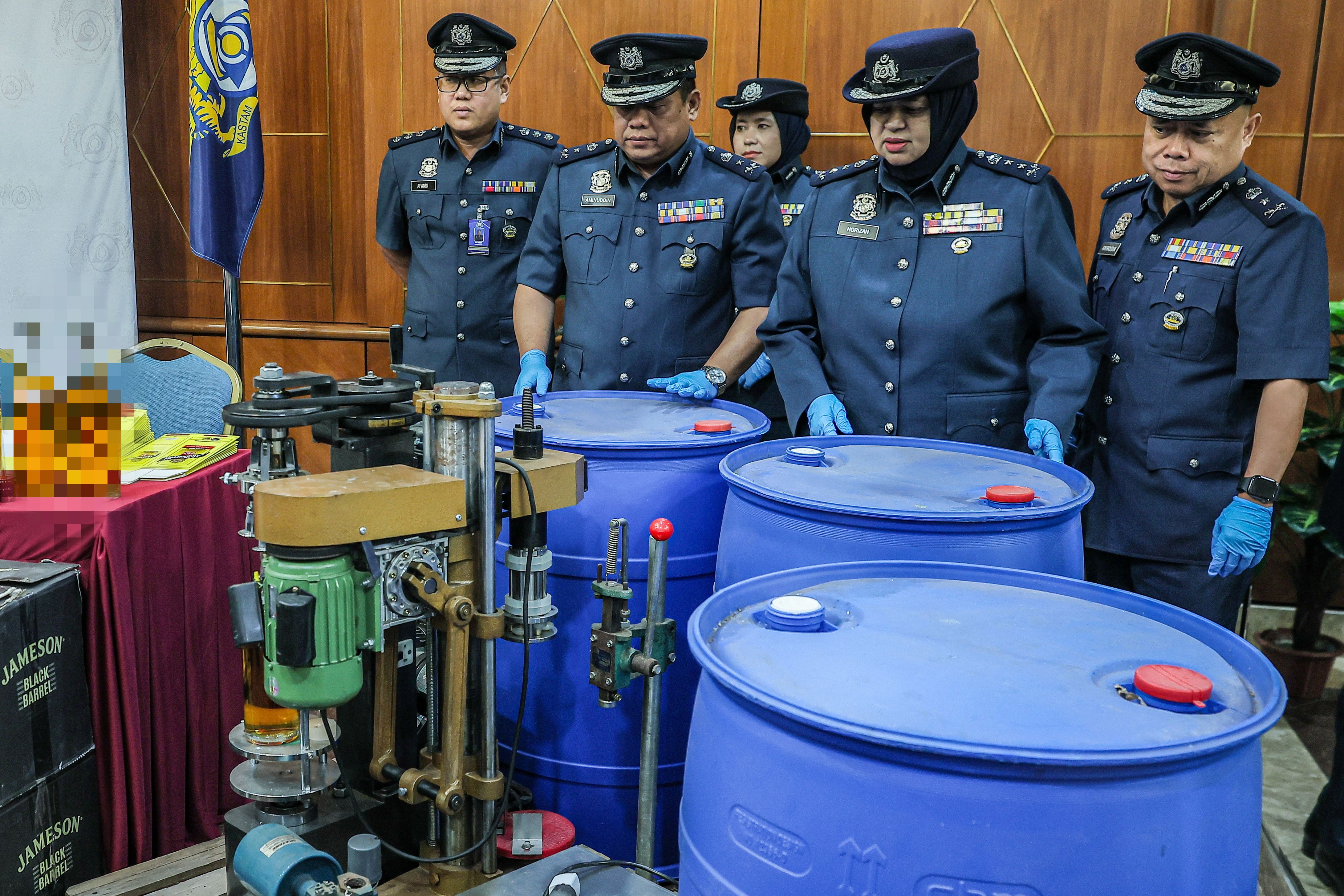 隆关税局打击非法酒类活动 查获集装箱及假酒加工场