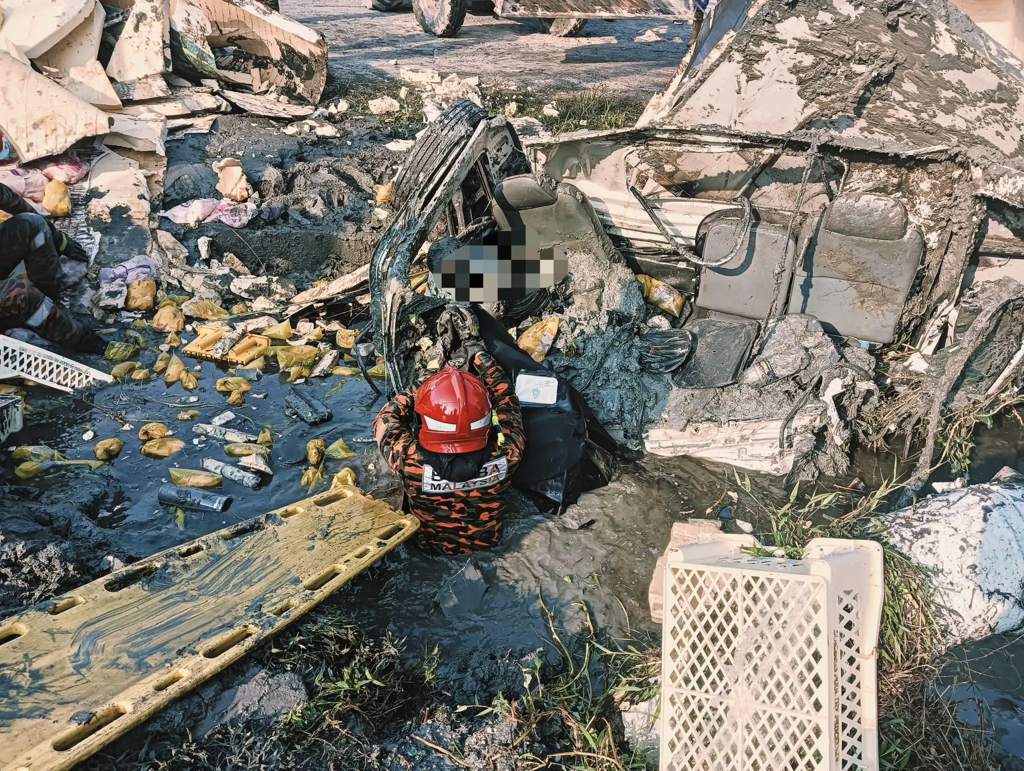 Pemandu maut, lori terjunam dalam parit