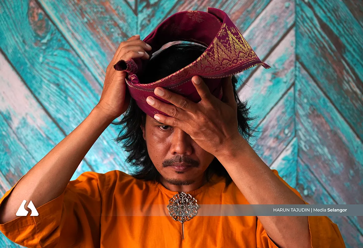 Looking smart in a tanjak adds charm to Aidilfitri