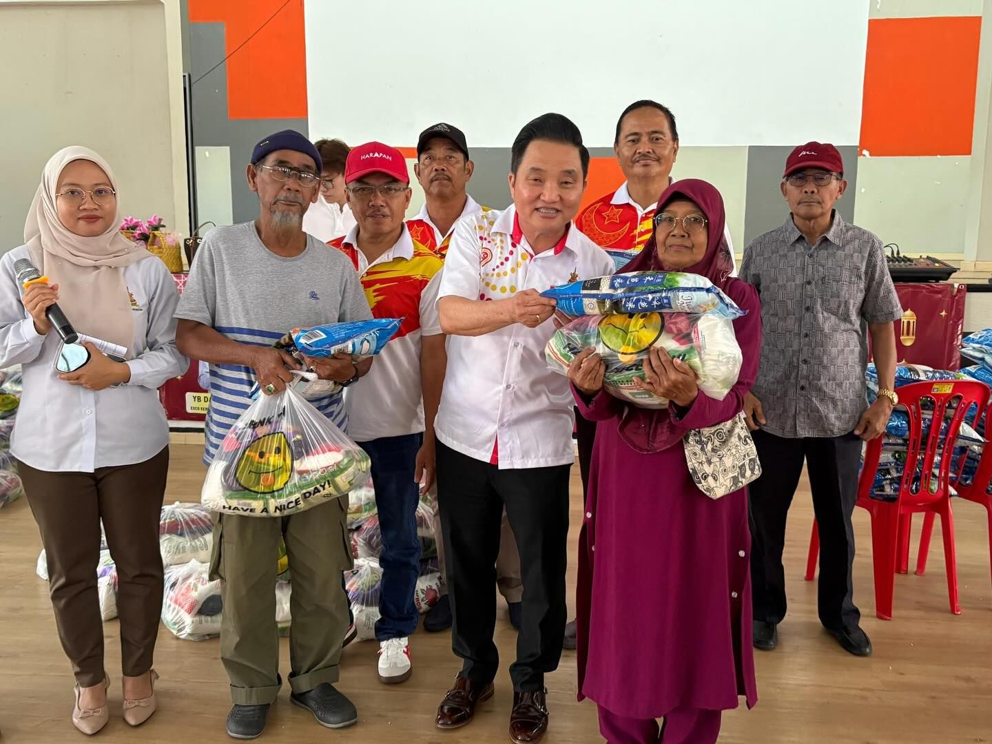 Sempena Aidilfitri, 250 individu di DUN Sekinchan terima bakul makanan