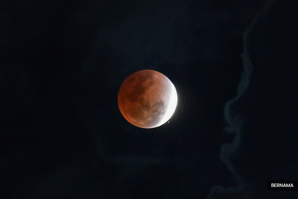 Red moon over Ramadan a rare sight for Malaysians