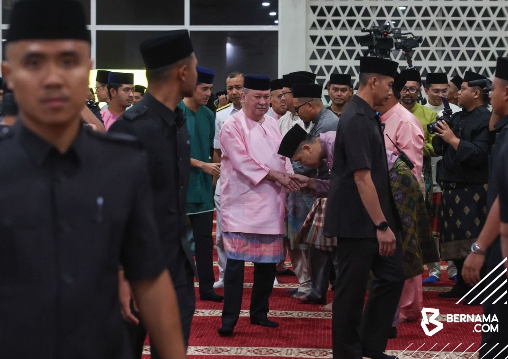 Agong rasmi Masjid UPNM Sultan Ibrahim, berbuka puasa bersama warga universiti