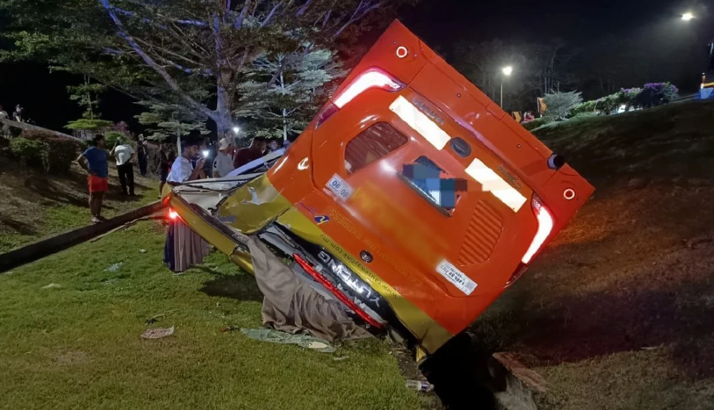 ஜோகூரில் விரைவுப் பேருந்து விபத்து: 10 பேர் காயம்