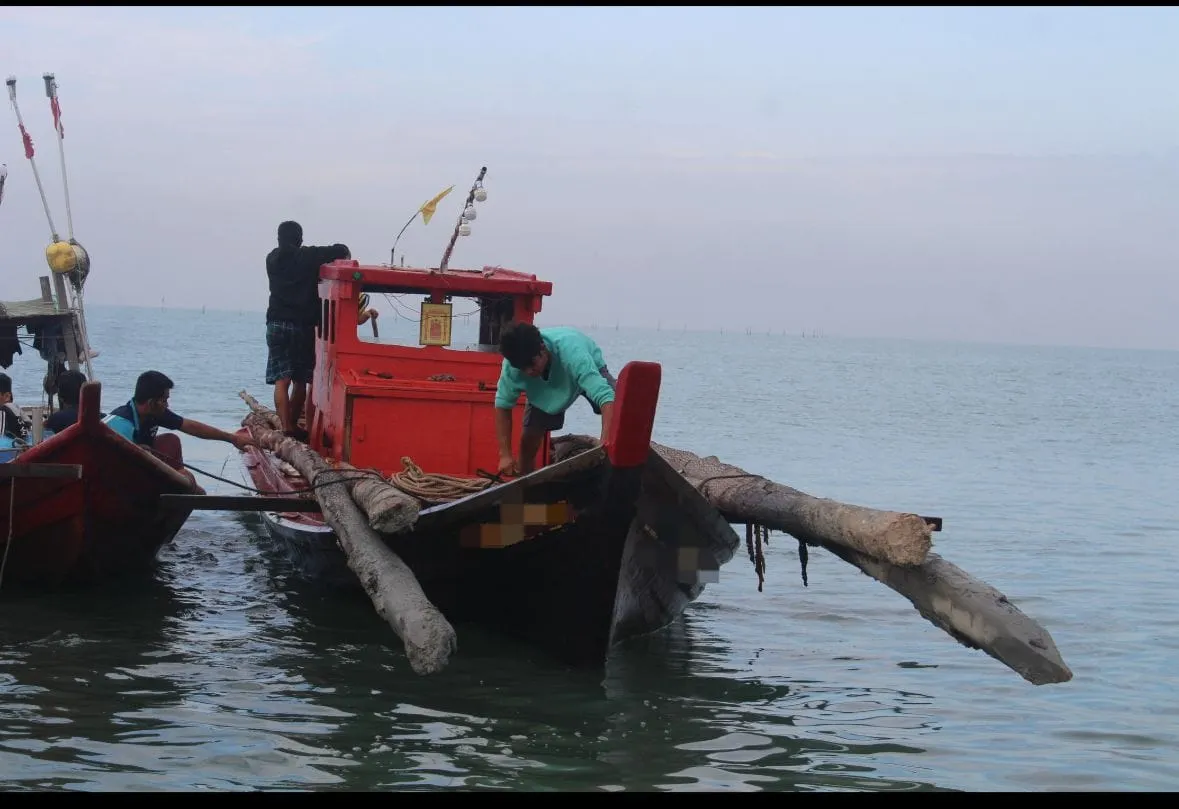 50 kapal diperiksa, dua bot fiber ditahan di perairan Pelabuhan Klang