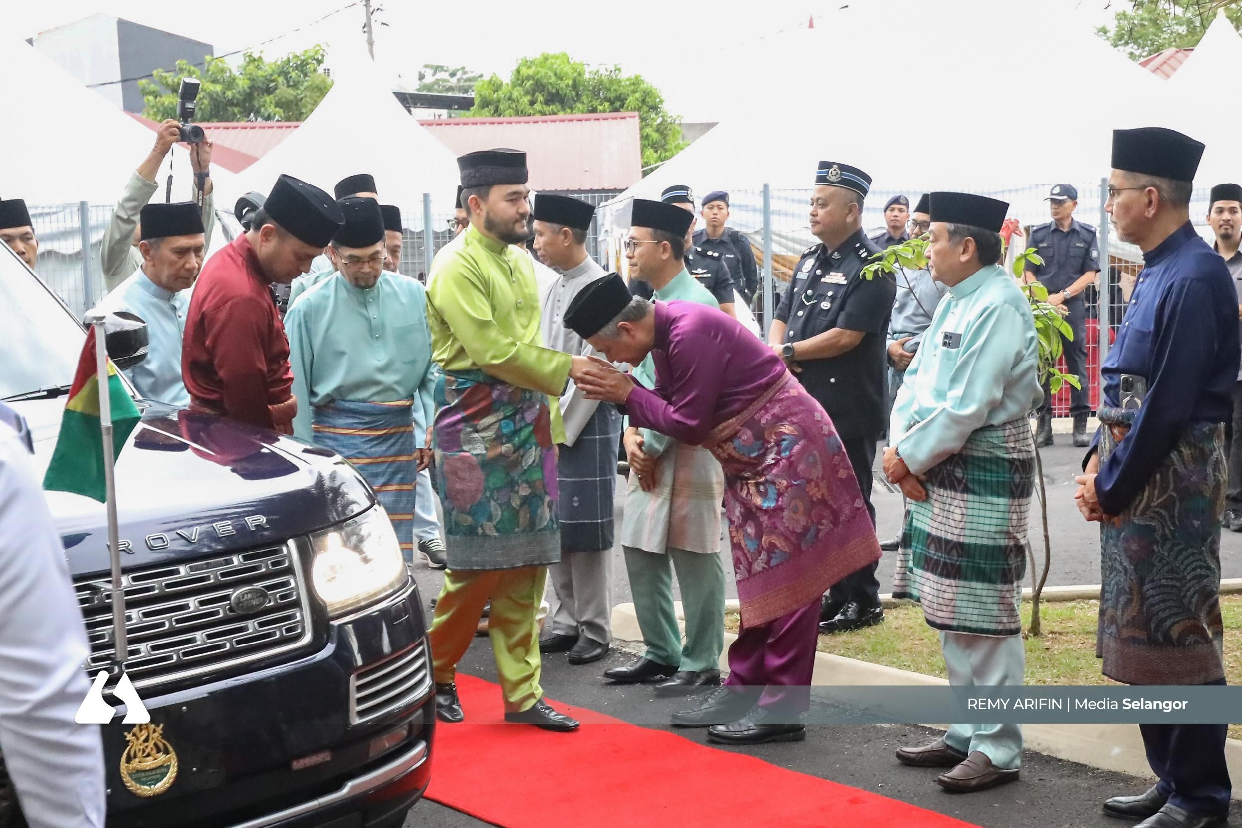 RMS presents Raya aid to 556 asnaf at Masjid Nurul Iman officiation