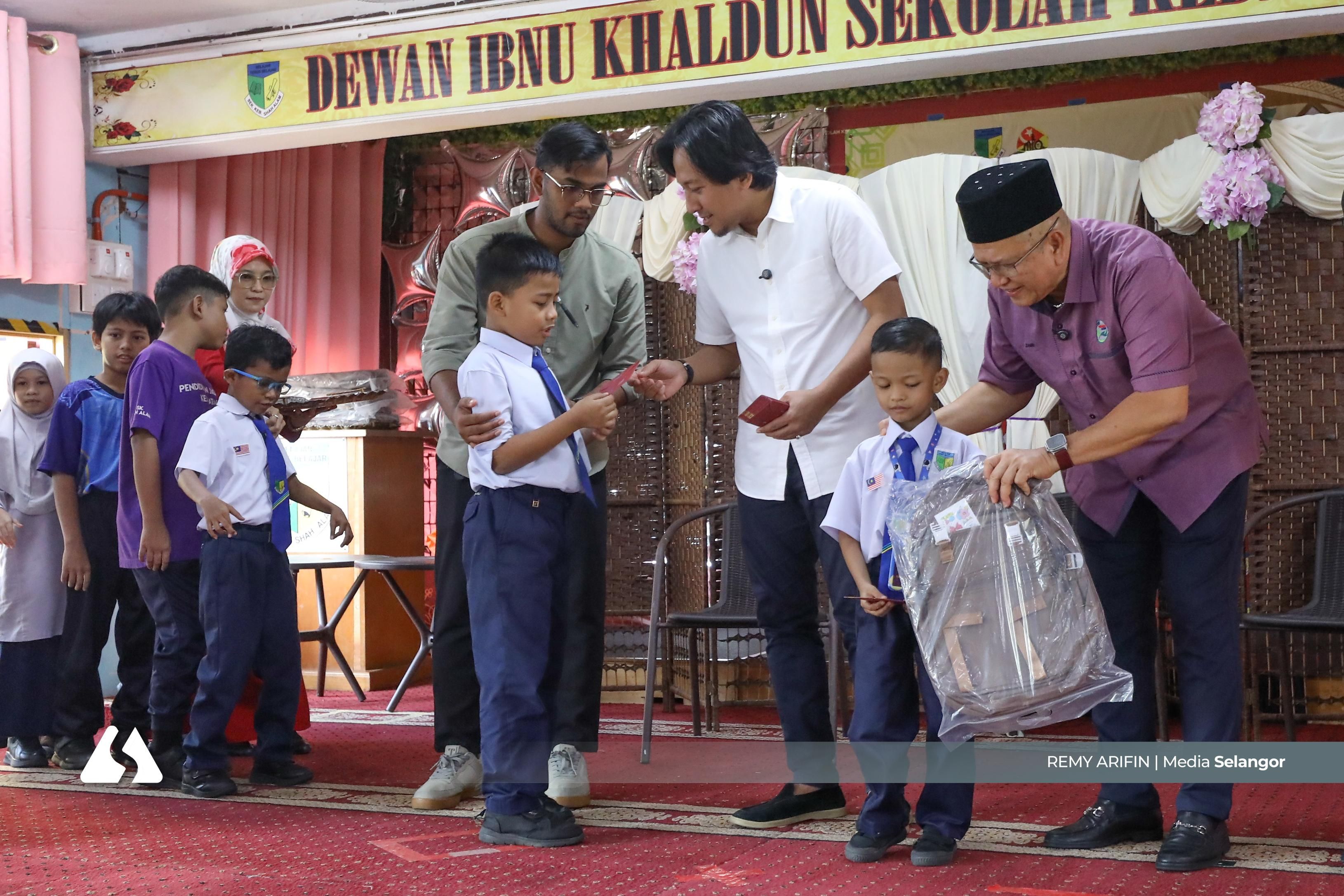150 pelajar B40 terima sumbangan Aidilfitri daripada Yayasan KOSMA