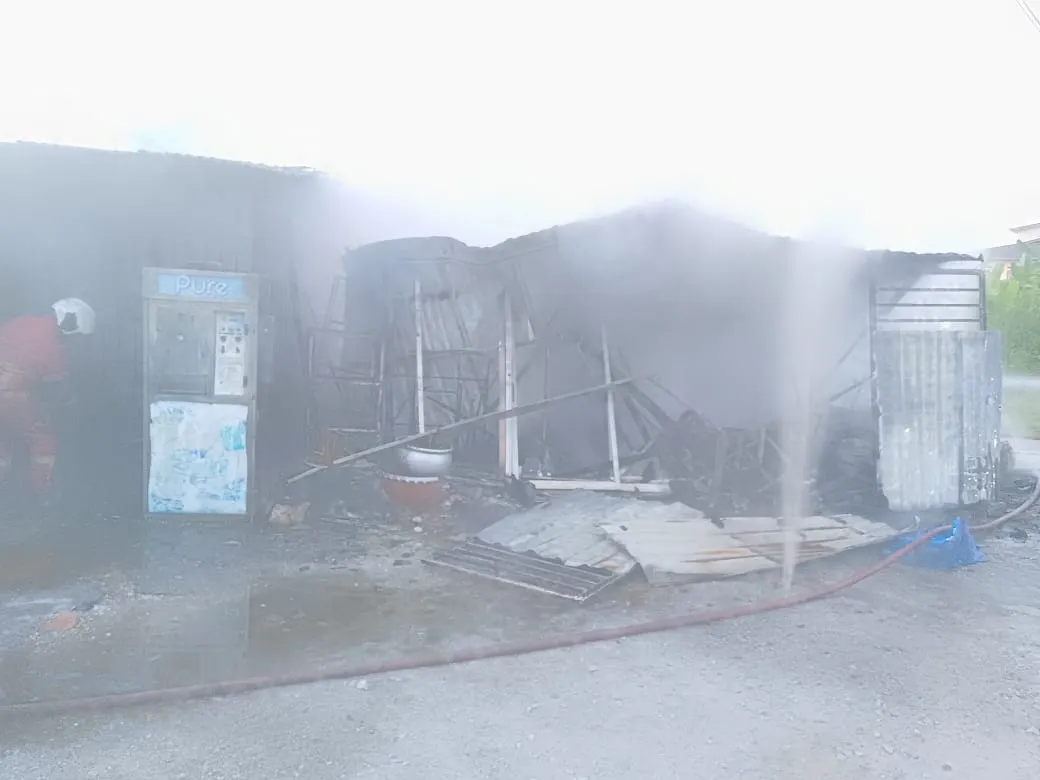 திருமண ஆடை அலங்காரக் கடை உட்பட மூன்று கடைகள் தீக்கிரை