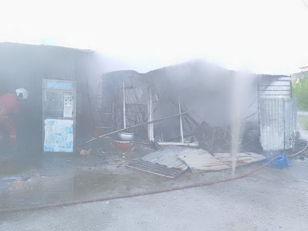 திருமண ஆடை அலங்காரக் கடை உட்பட மூன்று கடைகள் தீக்கிரை