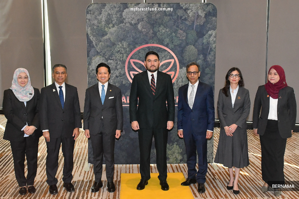 Tengku Amir witnesses signing of Penjaga Gunung conservation agreement