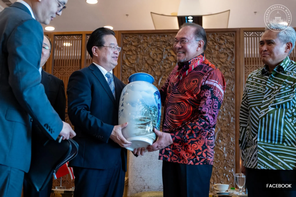 马中强化外交关系与安全合作  安华：维护繁荣应对未来挑战 