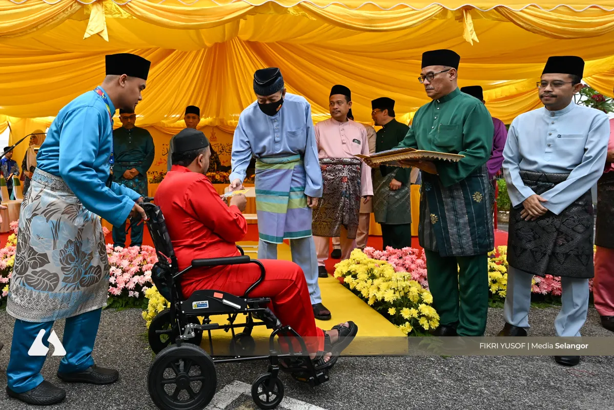 Sultan officiates Masjid Darul Ulum, hands out Raya aid to 521 asnaf