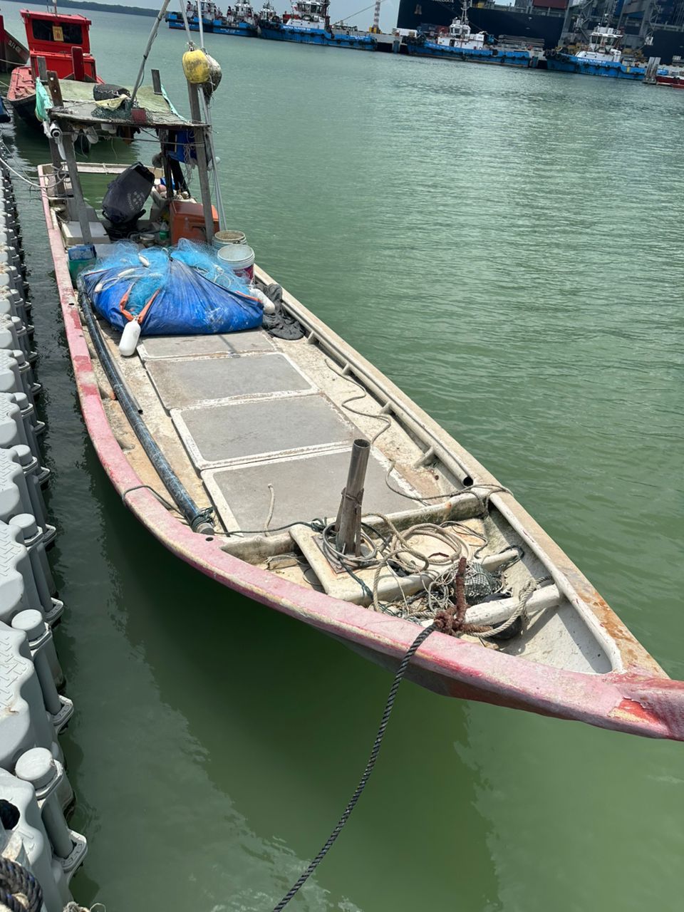 50 kapal diperiksa, dua bot fiber ditahan di perairan Pelabuhan Klang