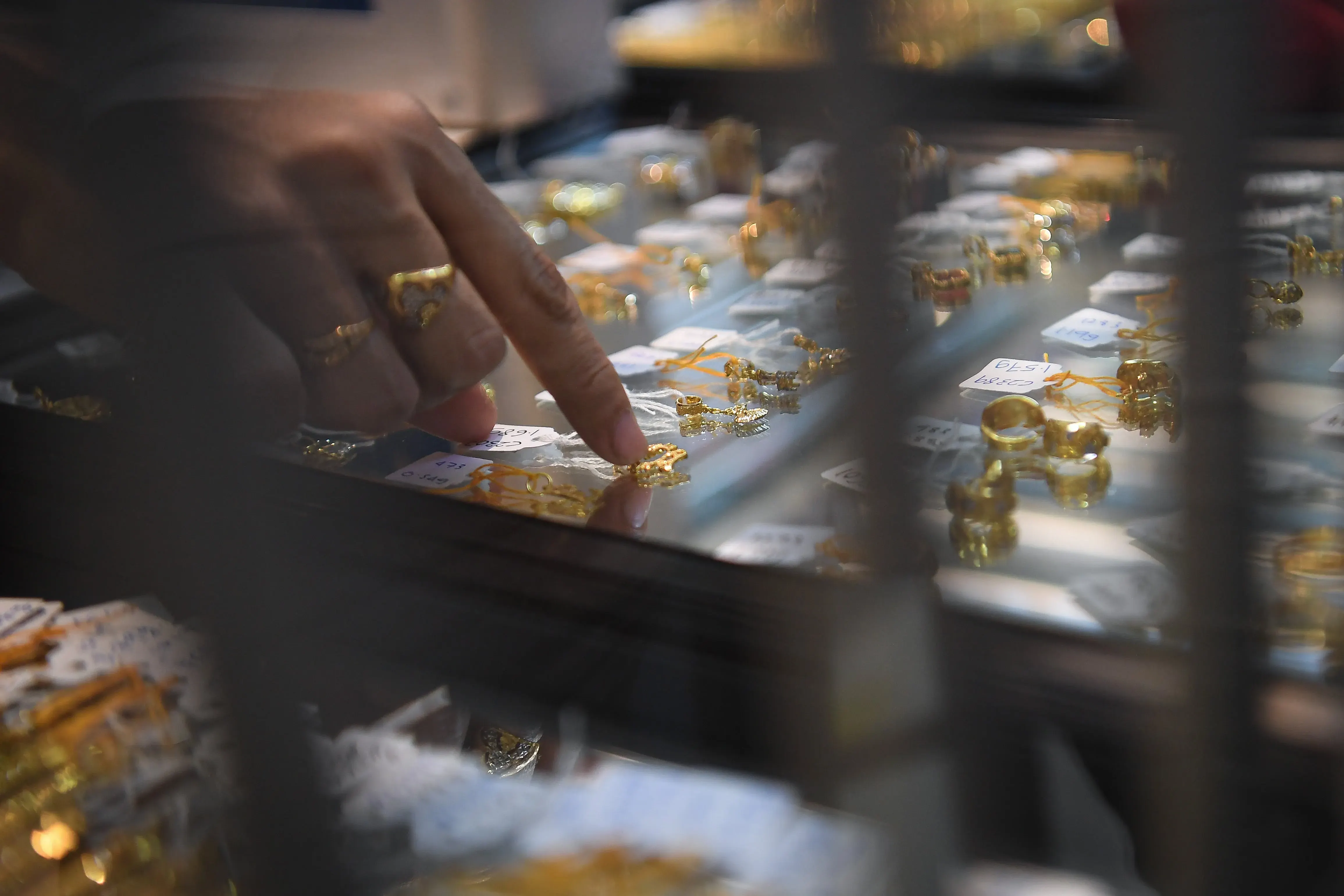 தங்கத்தின் விலை 10% க்கும் மேல் சரிவு – தற்காலிகம் மட்டுமே என நிபுணர்கள் கருத்து