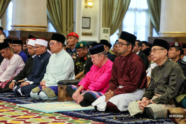 Agong, PM dan menteri Kabinet solat sunat Aidilfitri di Istana Negara