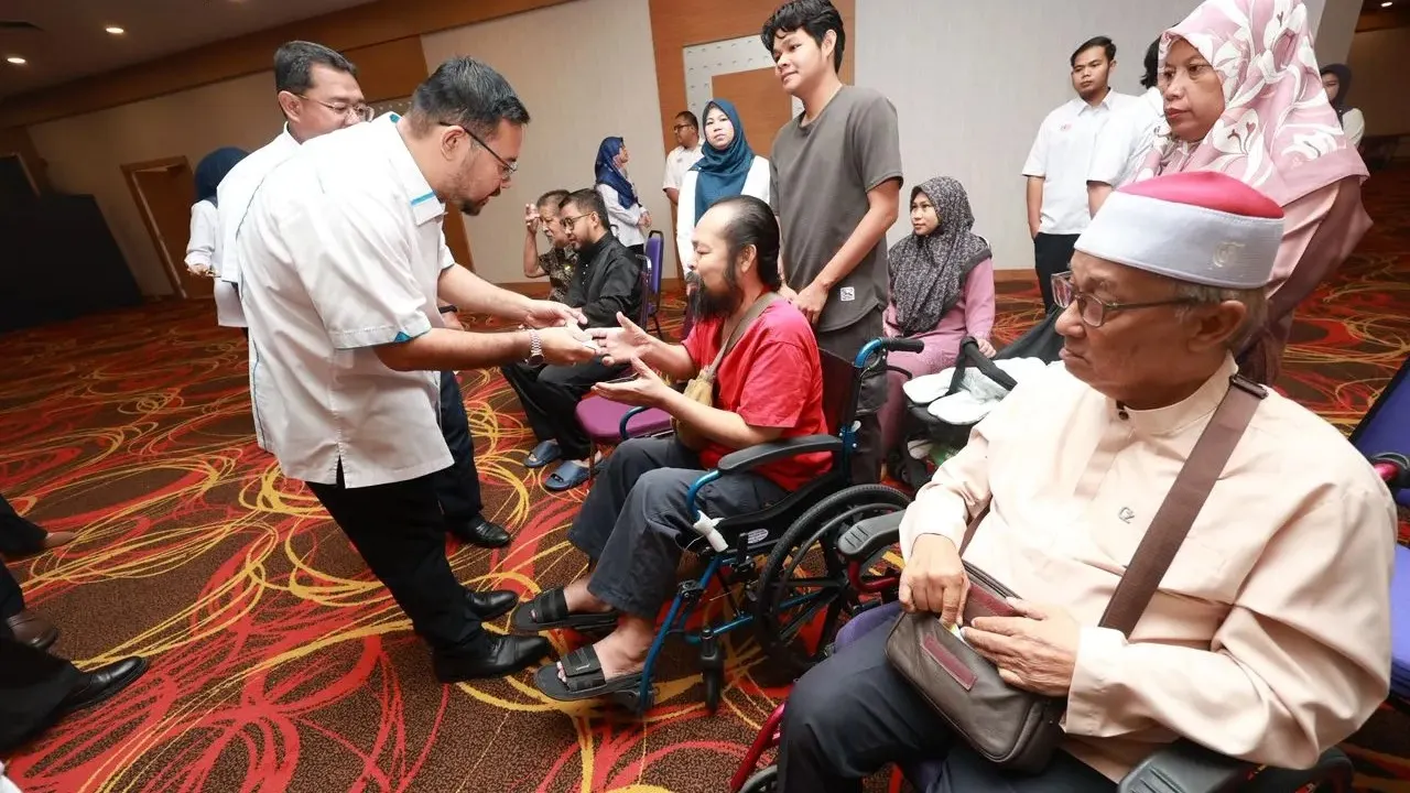 Over 400 poor household heads in Selangor receive RM500 cash assistance