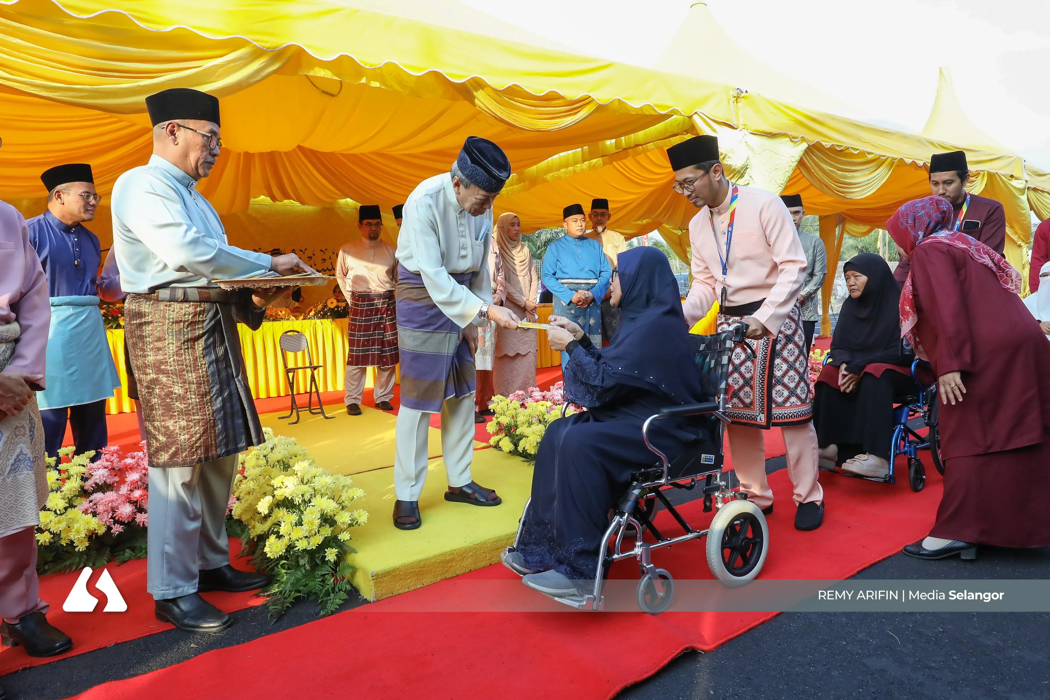 Sultan Selangor rasmi Masjid An-Nur, agih sumbangan raya kepada 495 penerima