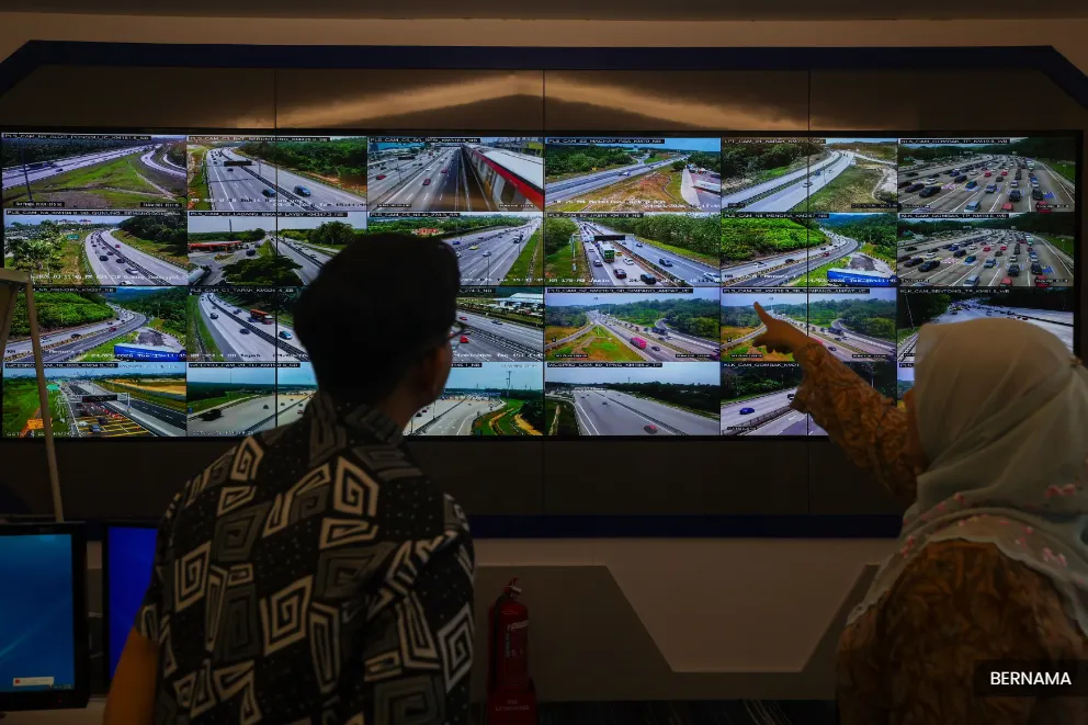 Slow-moving traffic on major expresway towards Klang Valley as of 4pm