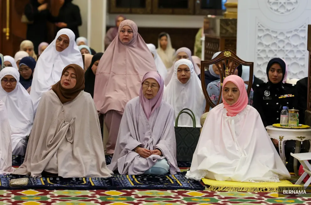 King, Queen perform Aidilfitri prayers at Istana Negara
