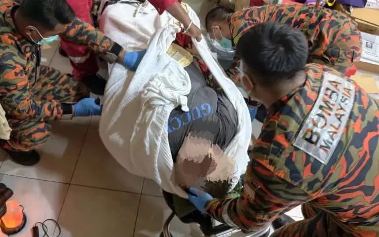 Bomba bantu pindah lelaki obesiti untuk rawatan