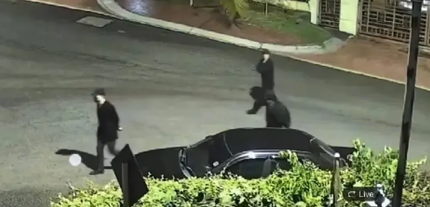 ஷா ஆலம் பிரிவு 9-ல் வீடு புகுந்த மூன்று கருப்பு உடை சந்தேக நபர்களை  காவல்துறை தேடி வருகிறது