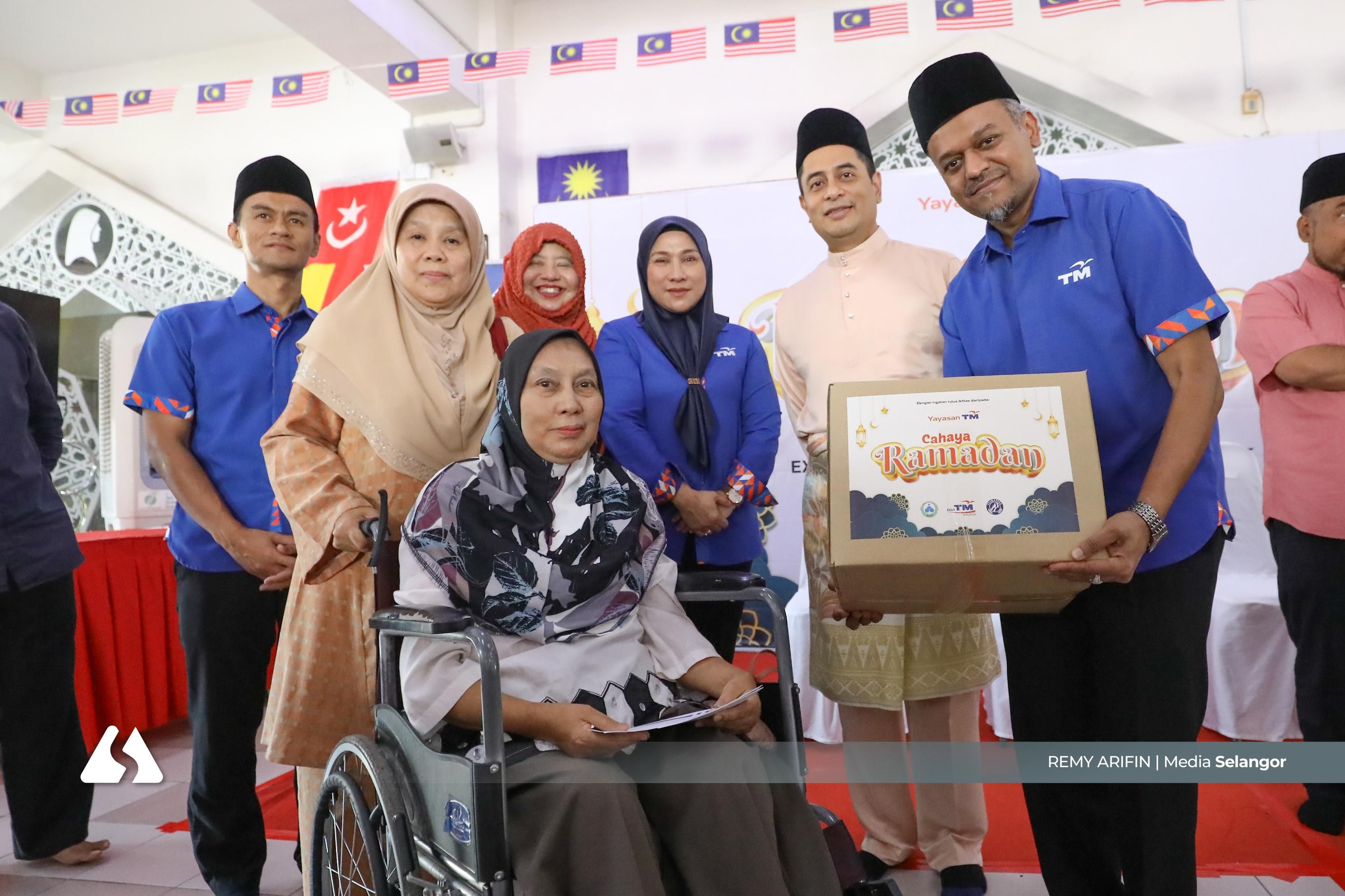Yayasan TM Selangor sumbang bakul makanan, duit raya kepada 195 penerima