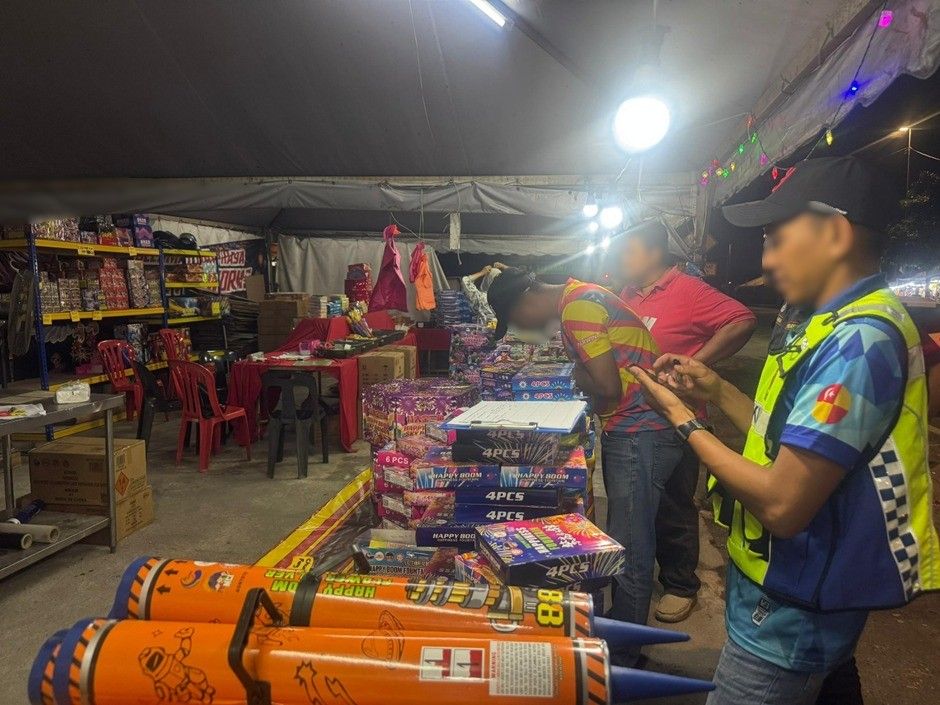 பந்திங், தெலுக் பங்லிமா காராங் பகுதிகளில் லெமாங், வாணவேடிக்கை விற்பனையை எம்பிகேஎல் கண்காணிப்பு