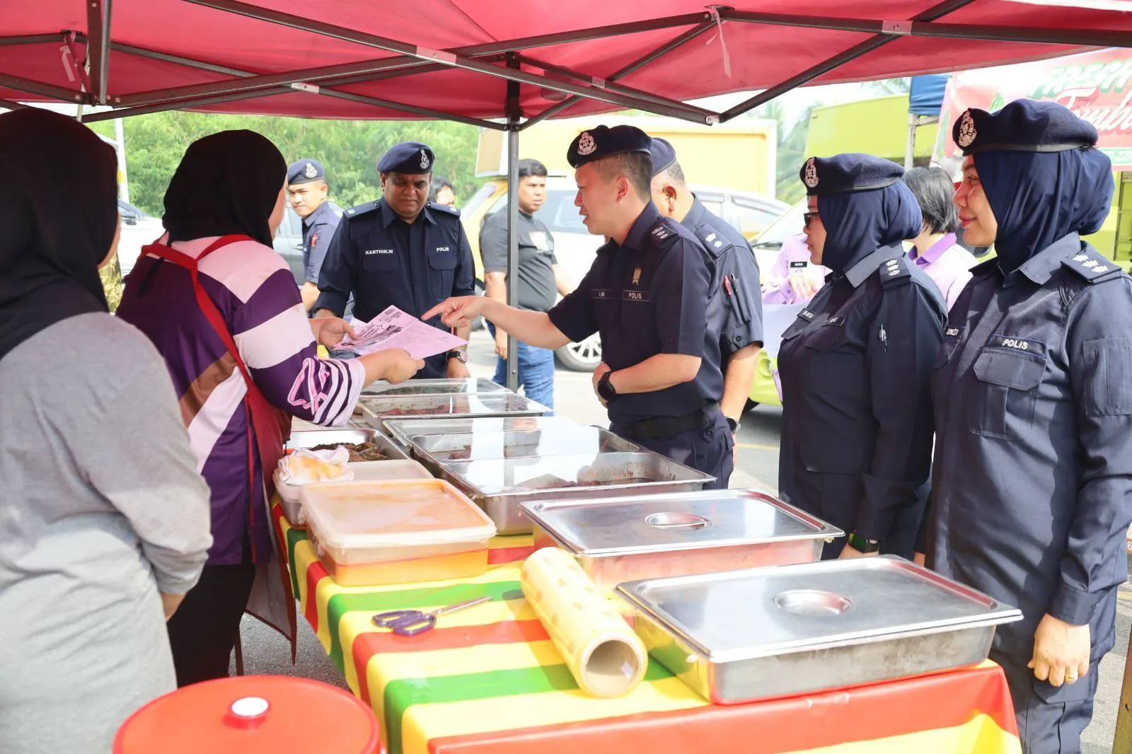 Ketua Polis Klang Selatan turun padang santuni peniaga Bazar Ramadan Sri Andalas