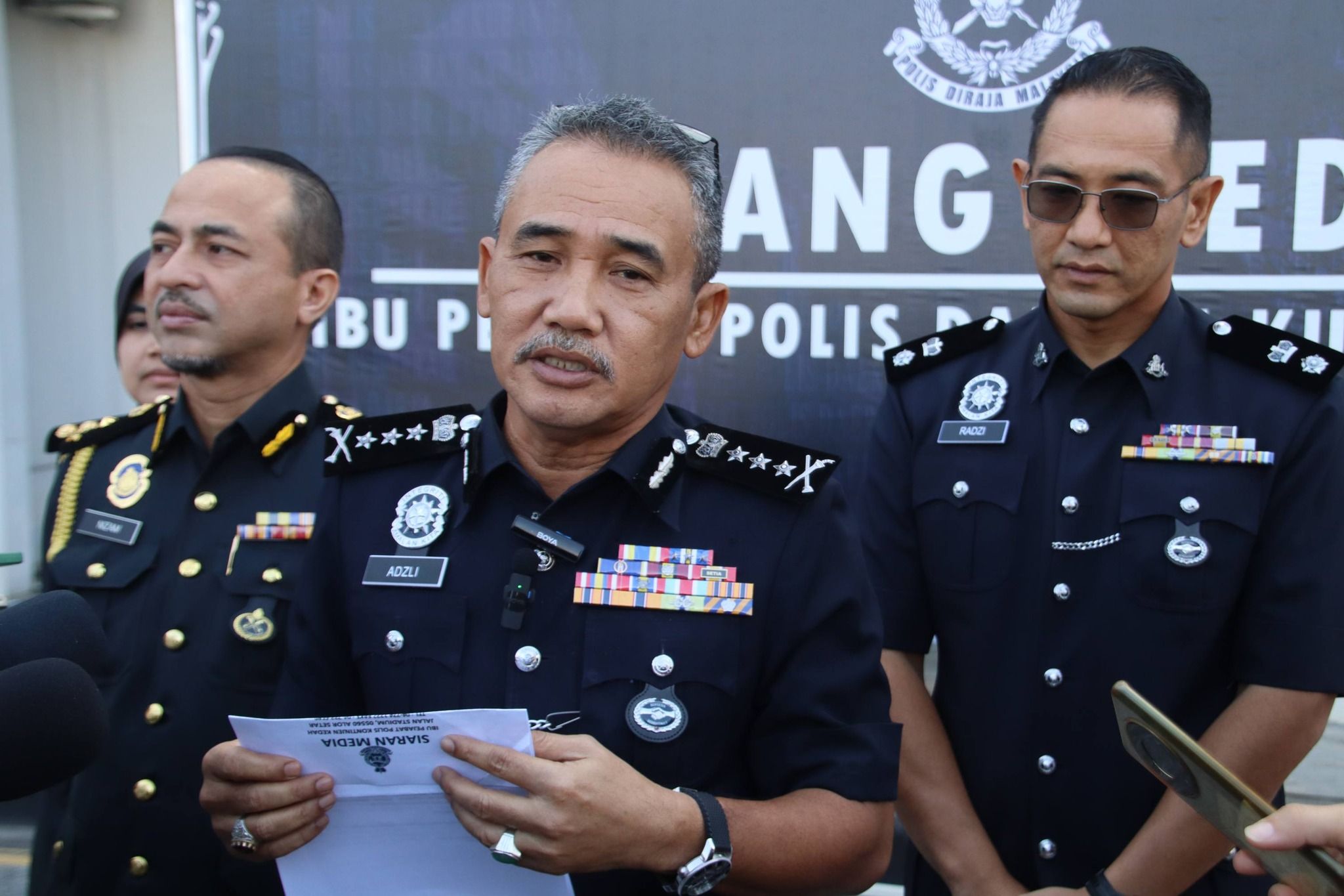 黑木山关卡截5皮卡车 企图走私2000公升燃油