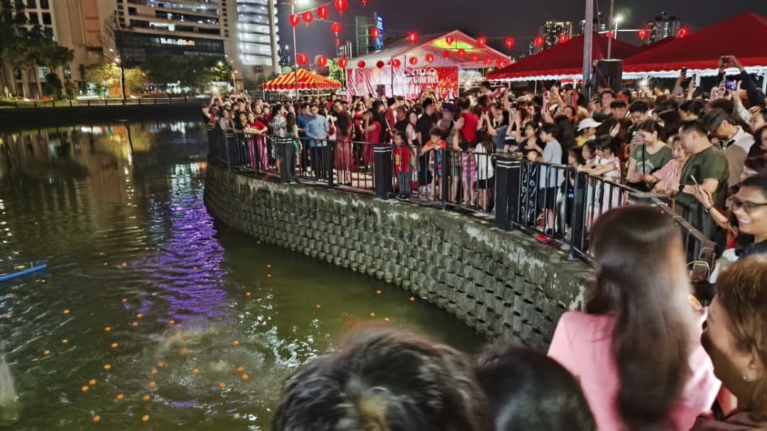 逾千人聚湖滨公园庆元宵抛柑  嘉玛丽雅吁善用雪州健康福利 