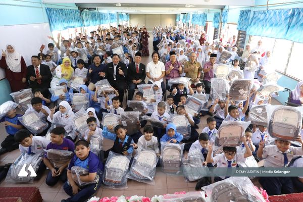 150 pelajar B40 terima sumbangan Aidilfitri daripada Yayasan KOSMA