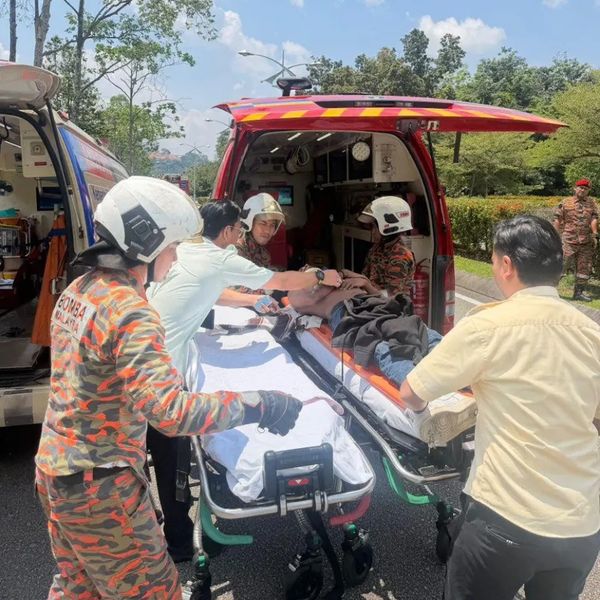 轿车失控撞树2死4伤