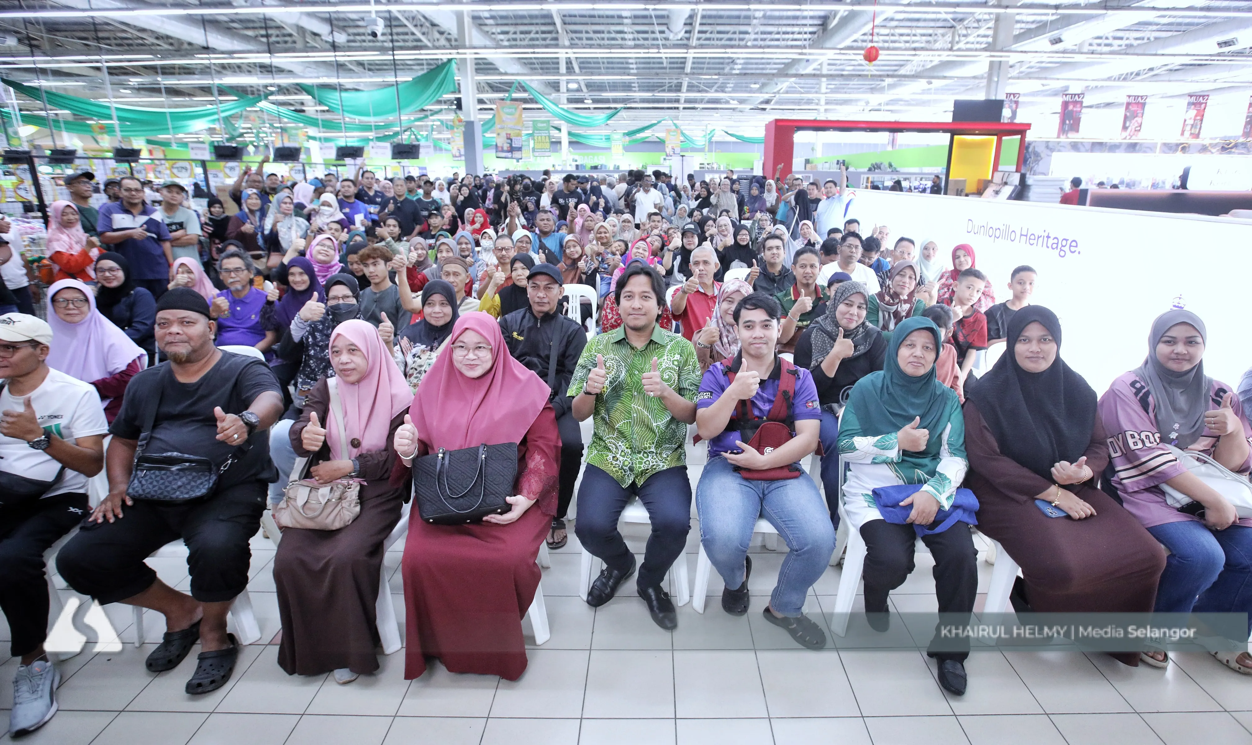 One thousand Kota Anggerik residents receive RM200 Aidilfitri vouchers