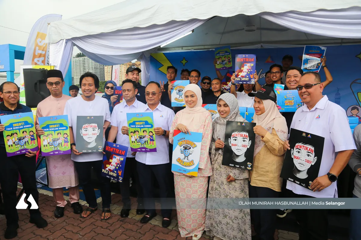 Tengku Permaisuri santuni peniaga, pengunjung Bazar Ramadan Stadium Shah Alam