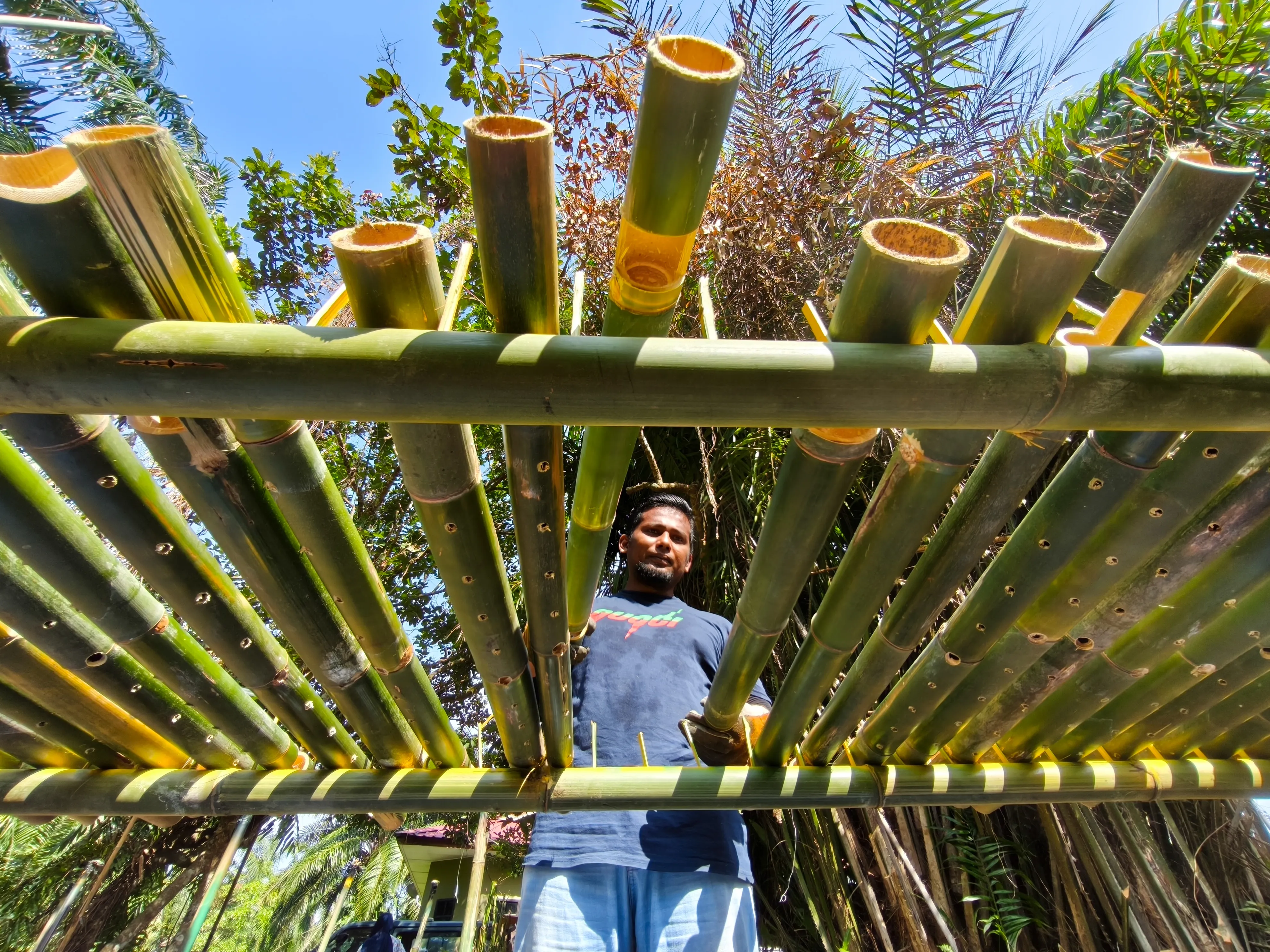 青年坚持制作传统土油灯   传承开斋节文化