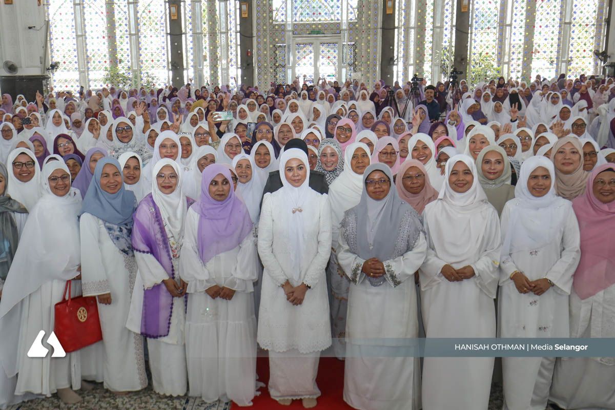 Peserta teruja khatam al-Quran bersama Tengku Permaisuri Selangor