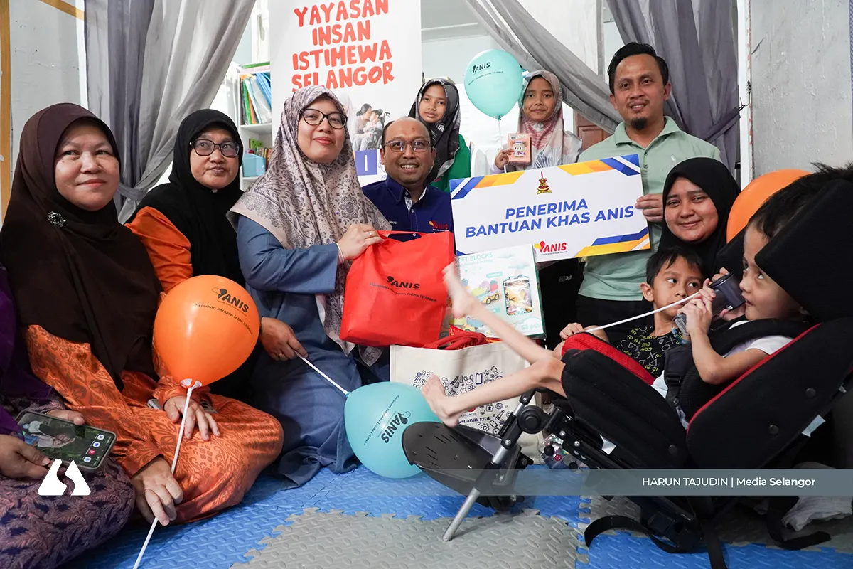 Aidan Fahim hidap hidrosefalus terima kerusi roda khas RM5,000